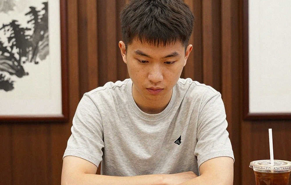 Carlsen chỉ tay về Sindarov, gọi Gukesh là cửa dưới: Bên trong ván cờ vô địch thế giới Carlsen chỉ tay về Sindarov, gọi Gukesh là cửa dưới: Bên trong ván cờ vô địch thế giới